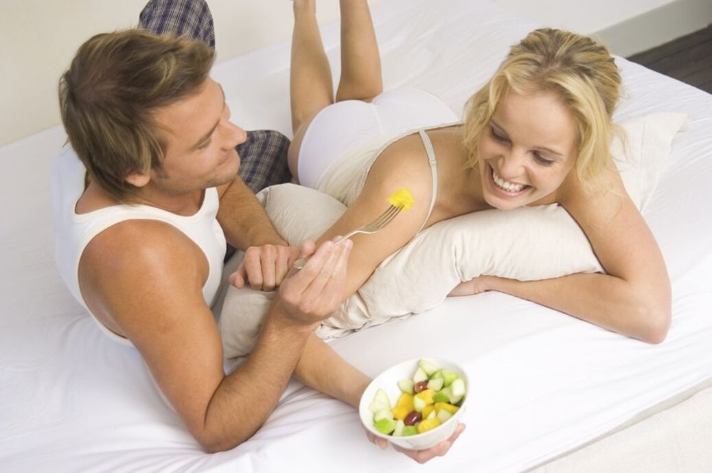 Femeia și bărbatul mănâncă salată pentru potență
