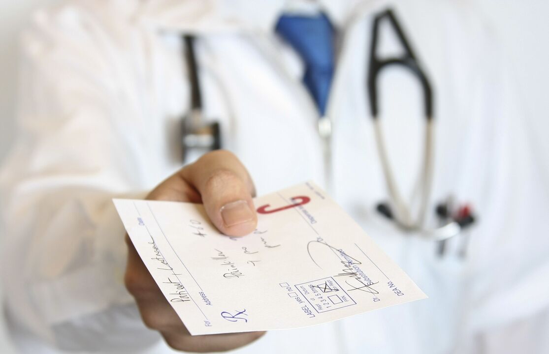 Medicul emite o rețetă pentru tratamentul problemelor de potență de la vârsta de 50 de ani