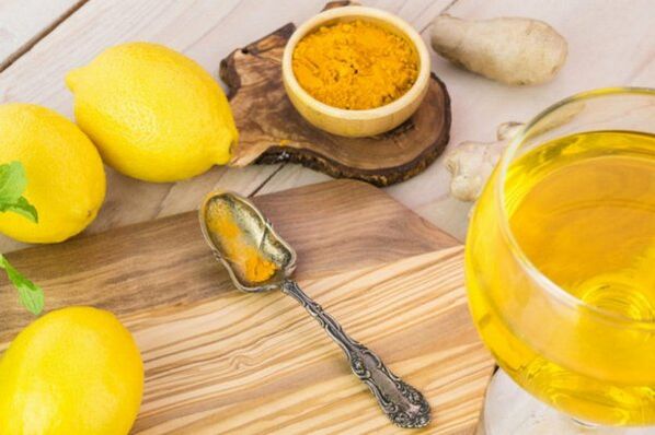Bea cu lămâie, ghimbir și turmeric pentru a crește eficacitatea